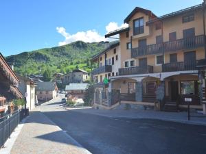 an empty street in a town with a mountain at Studio confortable pour 2 personnes, centre village, proche téléski - Saint Martin de Belleville - FR-1-452-319 in Saint-Martin-de-Belleville +3 photos