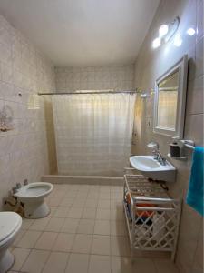 y baño con 2 lavabos, aseo y ducha. en El Lirio Blan - Alquiler temporario en Capilla del Monte