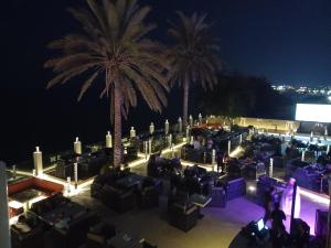Večerní zábavní program pro hosty v ubytování Al Qurum Resort
