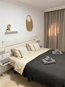 1 dormitorio con 1 cama grande con manta negra en Villa Happiness - Luxury chalet with sea view, en Las Palmas de Gran Canaria