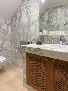 bagno con lavandino e servizi igienici di Villa Happiness - Luxury chalet with sea view a Las Palmas de Gran Canaria