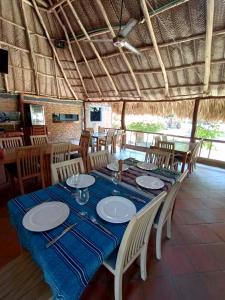 comedor con mesa azul y sillas en Hotel Brisas De Neguanje, en Santa Marta
