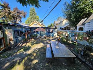 a picnic table in the yard of a house at Eugene Lodge and International Hostel in Eugene