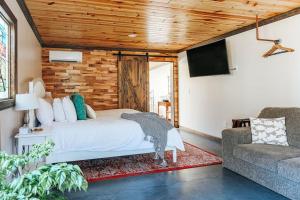 Ένα ή περισσότερα κρεβάτια σε δωμάτιο στο Rockwell Ridge The Dogwood Suite