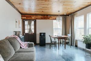 Χώρος καθιστικού στο Rockwell Ridge The Dogwood Suite