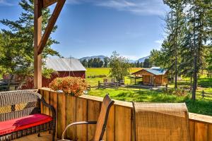 Un jardín fuera de Columbia Falls Vacation Rental Near Flathead River