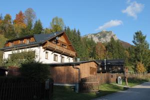 una casa con una recinzione di fronte a una montagna di U Belianky a Terchová