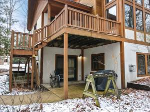 una casa con una escalera de madera en el lateral de la misma en 389 Disciples Village, en Boyne Falls