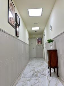 a hallway with white walls and a ceiling with a skylight at Alloggi Be Deluxe in Isernia