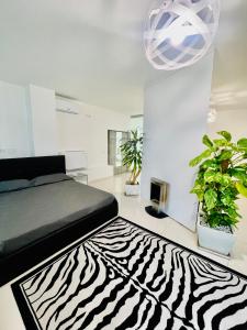Un dormitorio con una alfombra de cebra y una cama en Loft Terracina en Terracina