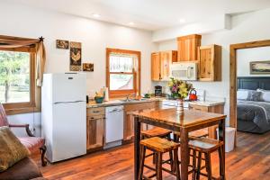 Eldhús eða eldhúskrókur á Columbia Falls Vacation Rental 10 Mi to Whitefish