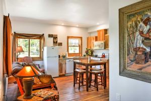 cocina con mesa y comedor en Columbia Falls Vacation Rental 10 Mi to Whitefish en Columbia Falls