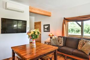 sala de estar con sofá y mesa en Columbia Falls Vacation Rental 10 Mi to Whitefish, en Columbia Falls