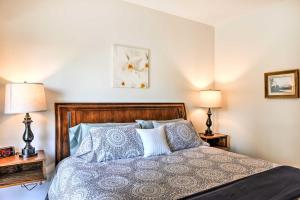 Rúm í herbergi á Columbia Falls Vacation Rental 10 Mi to Whitefish