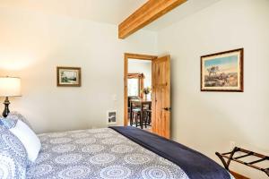 Rúm í herbergi á Columbia Falls Vacation Rental 10 Mi to Whitefish