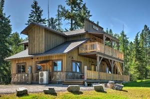 uma grande casa de madeira com um deque envolvente em Columbia Falls Vacation Rental 10 Mi to Whitefish em Columbia Falls