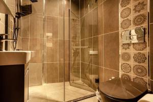 ein Bad mit einer Dusche, einem WC und einem Waschbecken in der Unterkunft Origine Rentals Galata Tower A5 in Istanbul
