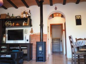 sala de estar con chimenea y TV en Casa Juan Gil, en Almería