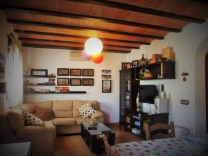 ein Wohnzimmer mit einem Sofa und einem Tisch in der Unterkunft Casa Juan Gil in Almería