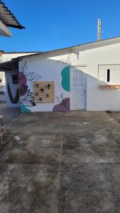 un edificio con un mural en el costado en Loft da Lily, en Natal