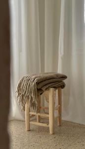 een stoel met een deken erop bij The Appartment in Llança