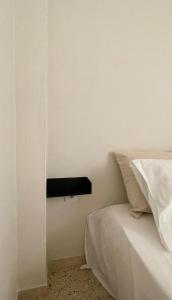 een slaapkamer met een bed en een zwarte plank aan de muur bij The Appartment in Llança