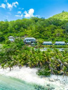 uma vista aérea de um resort numa praia em Paradise Chalets Yoga & Wellness em Takamaka