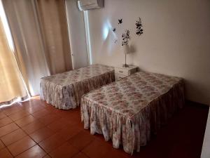 een kamer met twee bedden en een lamp erin bij Albufeira INN - Casa dos Aveiros - Dolamar 4A T1 in Albufeira