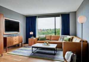 un soggiorno con divano e TV di Lockwood Hotel a Waterville