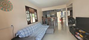 Posezení v ubytování Casa Praia dos Milagres - 2 qtos sendo 1 suíte, piscina