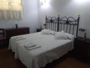 1 dormitorio con 1 cama con 2 toallas en Alojamiento Rural El Campito, en Zafra