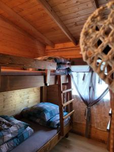 sypialnia z 2 łóżkami piętrowymi w kabinie w obiekcie Domki na Górniej Łące - Dwa Wróble w mieście Łazany