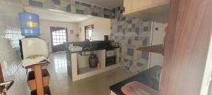 Kuchyň nebo kuchyňský kout v ubytování Casa Praia dos Milagres - 2 qtos sendo 1 suíte, piscina