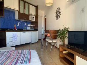 a room with a kitchen and a living room at Apartamento no Rio Vermelho - Bairro Boêmio de Salvador in Salvador