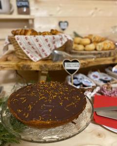 un pastel de chocolate en un plato en una mesa en Dependance GRIMANI, en Ampezzo
