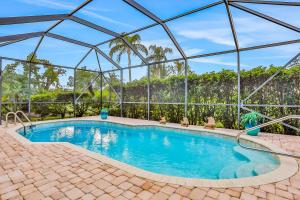 una piscina in una casa di vetro di Fort Myers Fantasy a Fort Myers