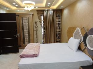 Postel nebo postele na pokoji v ubytování شقة سوبر لوكس للايجار مفروش في المهندسين