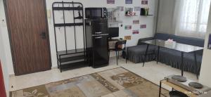 Apartments COMFY - for a quiet family holiday في حيفا: غرفة مع مطبخ مع ثلاجة وطاولة