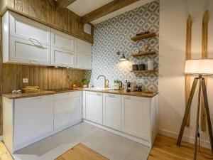 Kuchyňa alebo kuchynka v ubytovaní VisitZakopane - Porto Apartment