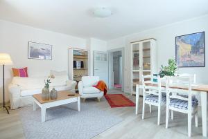 sala de estar con sofá blanco y mesa en Haus Donnerberg Rehefeld en Kurort Altenberg