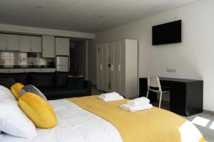 ein Schlafzimmer mit einem großen Bett mit gelben Kissen in der Unterkunft Almada Downtown 202 in Porto