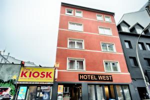 ein hohes rotes Gebäude mit einem Hotelschild drauf in der Unterkunft Hostel Westlight in Hamburg