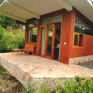 Goctamarca Lodge في Cocachimba: شرفة منزل عليه مقعد