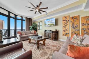 uma sala de estar com sofás e uma ventoinha de tecto em The Oasis at Orange Beach 305 (Phoenix West II) em Orange Beach