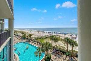 uma vista para a praia a partir de uma varanda de um resort em The Oasis at Orange Beach 305 (Phoenix West II) em Orange Beach