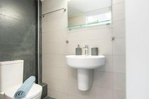 Kúpeľňa v ubytovaní Athens Syntagma Studio + 22 fotografií