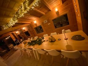 Telewizja i/lub zestaw kina domowego w obiekcie Gîte Chalet avec bain nordique et piscine 11 pers Hautes Vosges