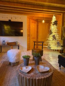 Część wypoczynkowa w obiekcie Gîte Chalet avec bain nordique et piscine 11 pers Hautes Vosges
