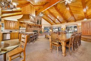 cocina y comedor con techo de madera en 2030-Bearfoot Lodge home, en Big Bear Lake
