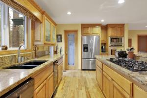 Кухня или мини-кухня в 2246-Fawnskin Log Cabin home
